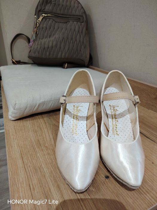 Обувки за стандартни танци