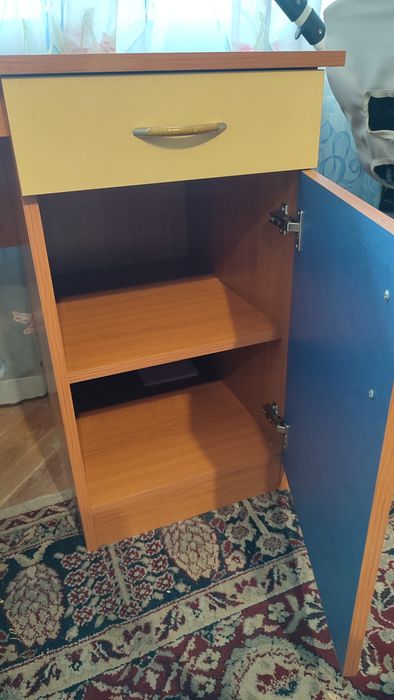 Бюро в жълто и синьо