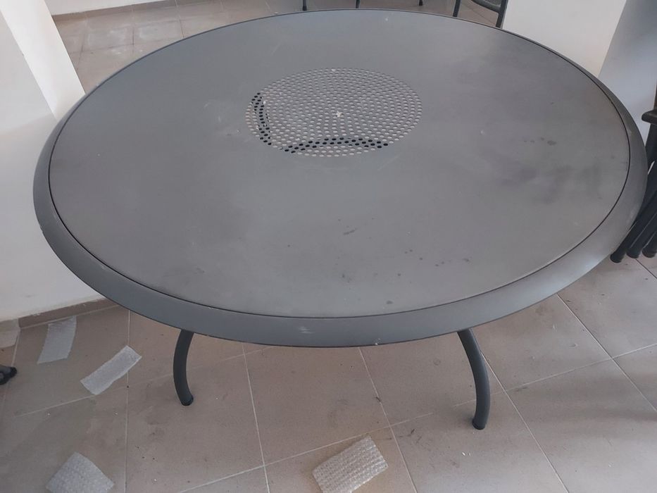 Кръгла,метална градинска маса