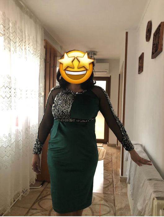 Rochie cu mâneci de dantelă și paiete