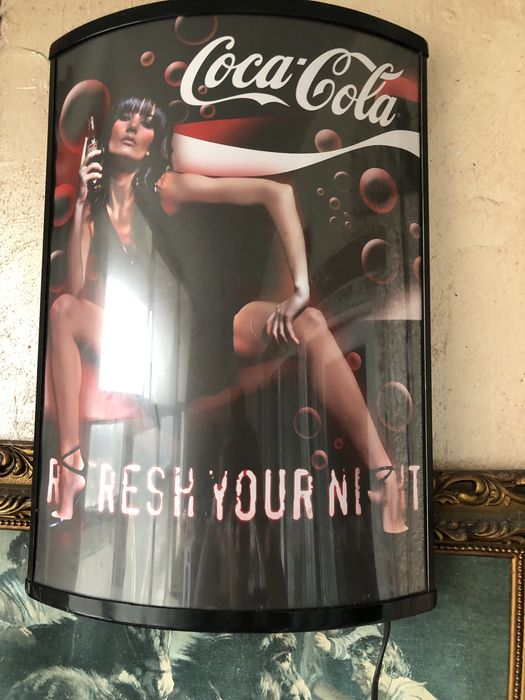 Рекламна лампа работи  кака гола