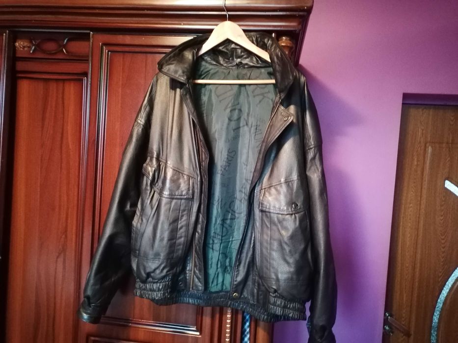 Vând 2 geci piele naturala sau schimb cu marime mai mare