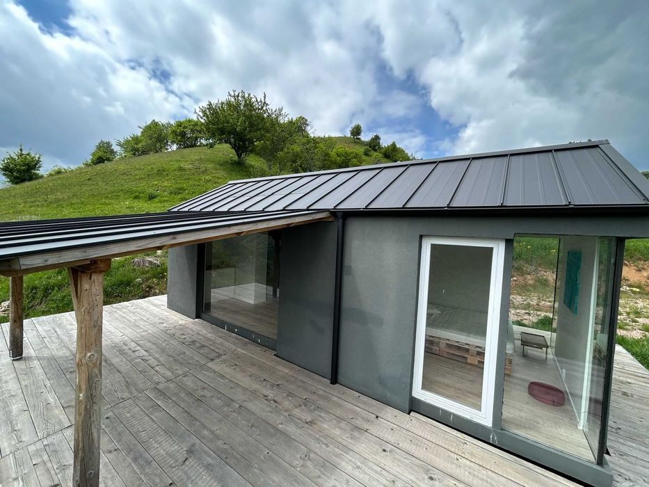 Cabana si teren de vânzare