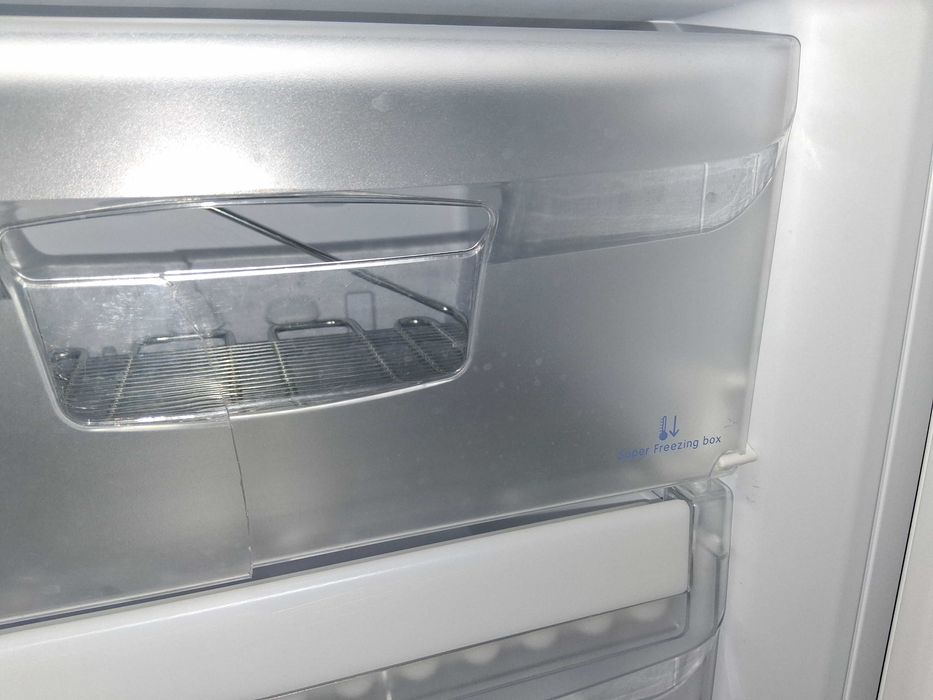 Хладилник с фризер Indesit за ползване,ремонт