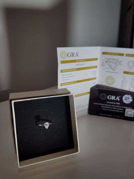 Inel de logodna din argint cu diamant moisaanite
