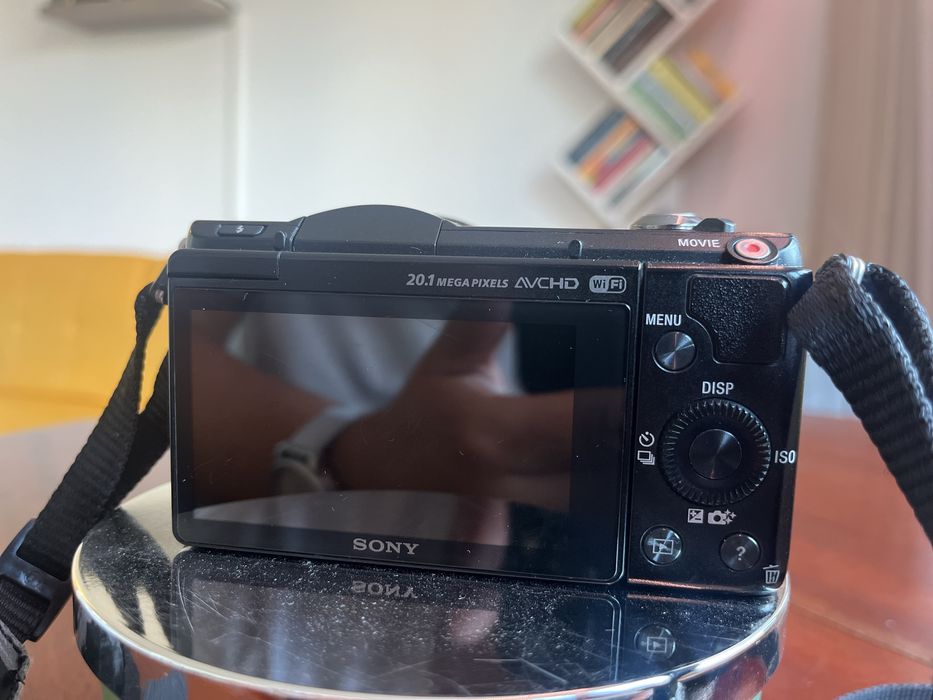 Sony A5000 (Alpha 5000) с оригиналния си китов обектив Sony E 16-50mm f/3.5-5.6 PZ OSS.