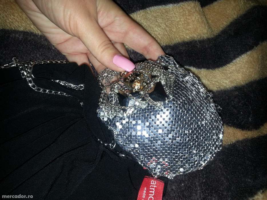rochie scurta, cu accesoriu pe umar