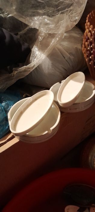 Посуды для кафе белого цвета в отличном состоянии