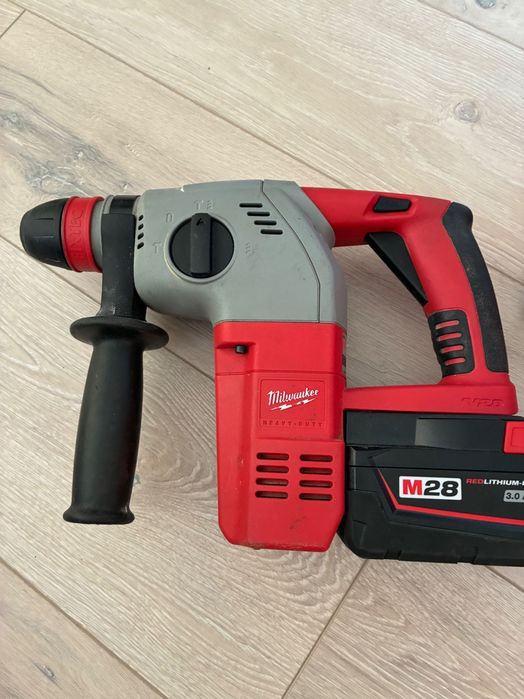 Акумулаторен Перфоратор Milwaukee 28V