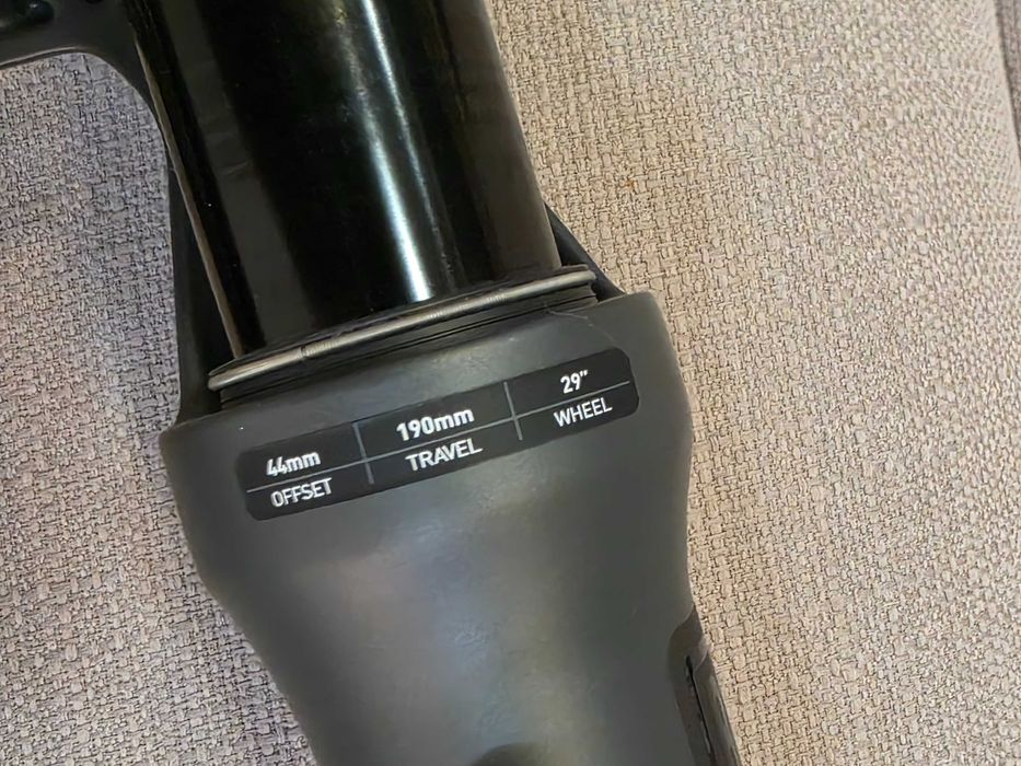 RockShox ZEB Ultimate Charger 3 190mm RC2 29 DebonAir+ furca MTB