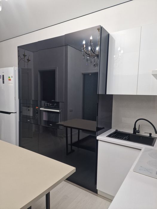 Кухонный гарнитур глянцевый со шкафом