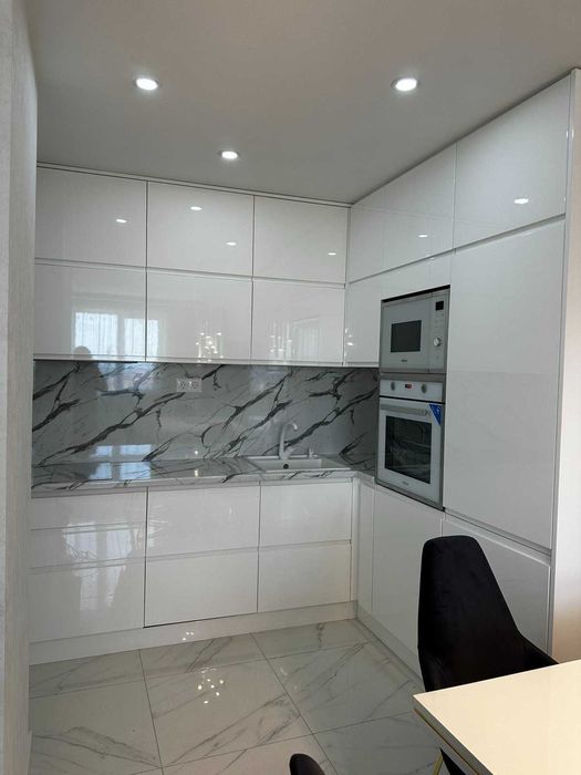 Дава се под наем Двустаен апартамент в Пазарджик, Запад - 100 кв.м за 1000 € - Снимка #2