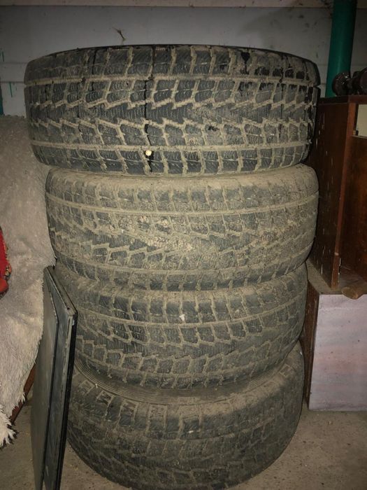 Продам срочно зимниее шины