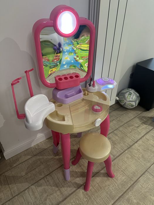 Jucarie Set masuta machiaj/infrunusetare Barbie