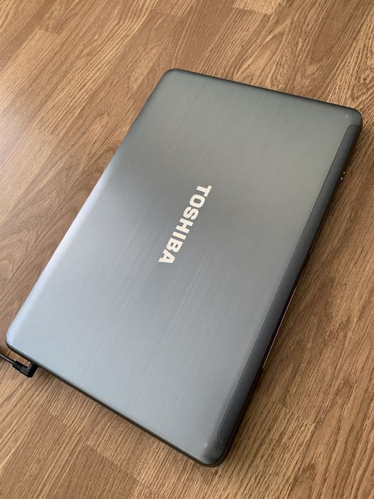 Laptop Toshiba display mare 17,3 led,250gb mem,4gb ram,cu incarcator.