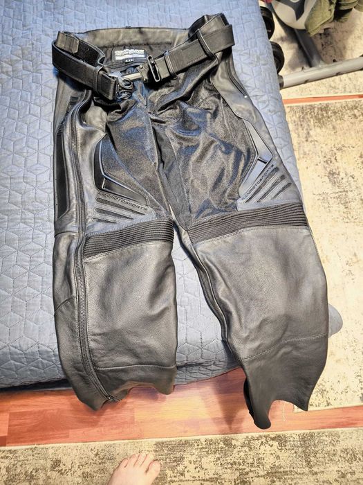 Pantaloni moto piele Icon marime W44 L34 cu intarituri