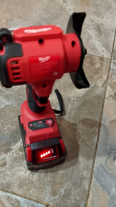 Mini flex milwaukee cu baterie de 6a NOU