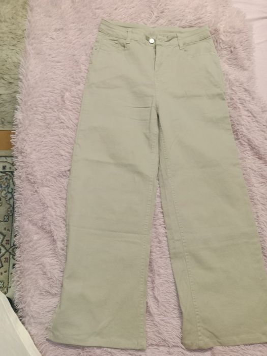 Джинсы в базовом бежевом цвете