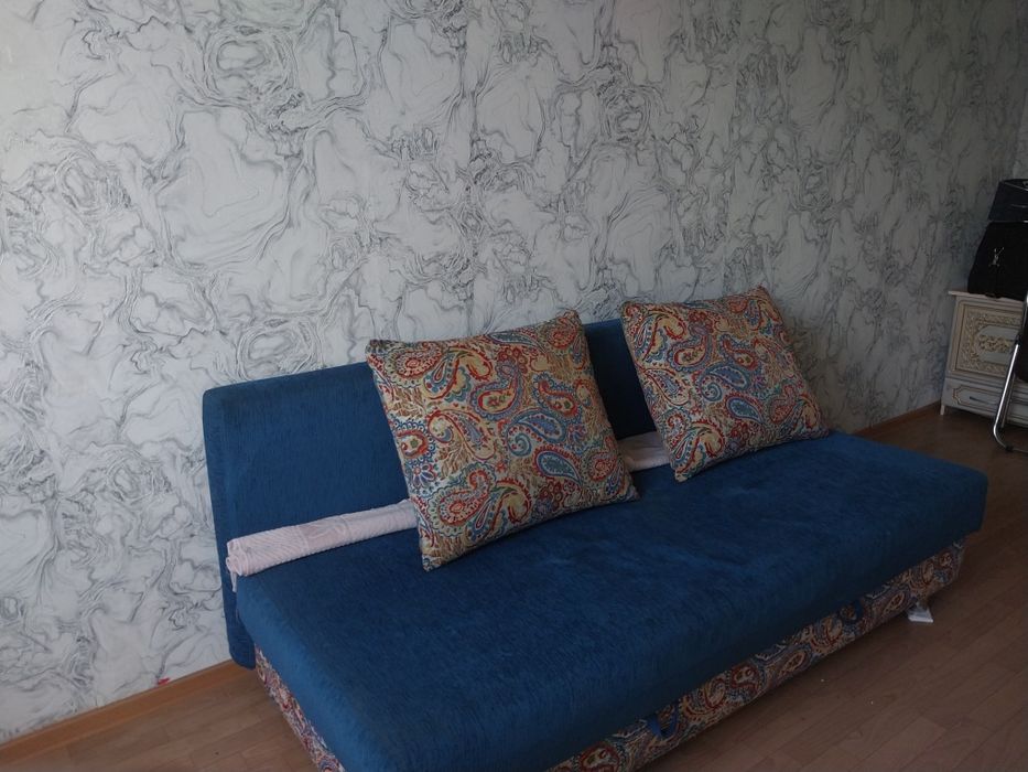 Синий диван в среднем состояние