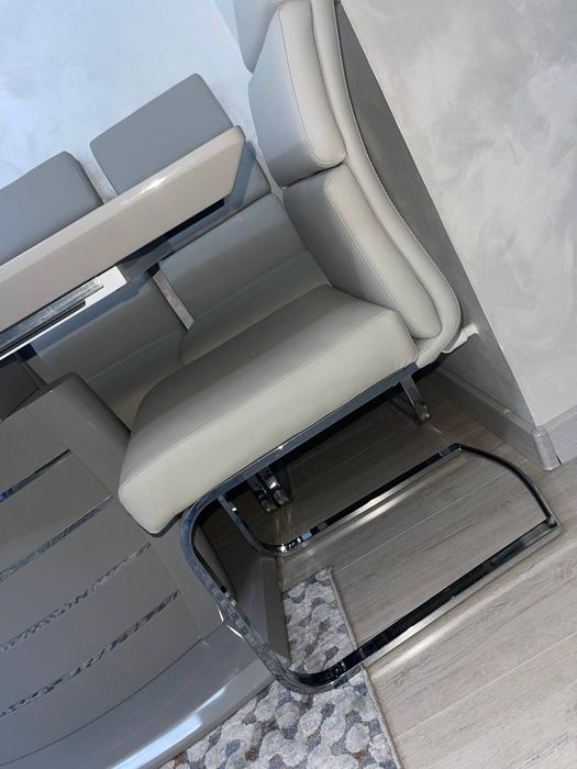 Новый стол со стулями