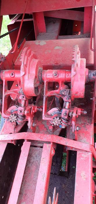 Se vind doua  prese baloti international 422 si new holland265