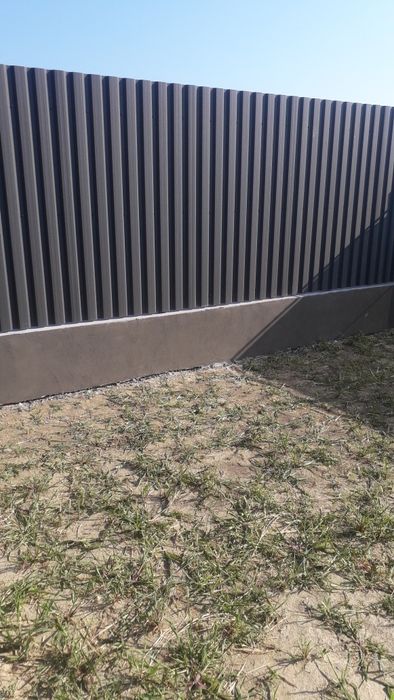 Garduri din sipca metalica si plasa bordurata