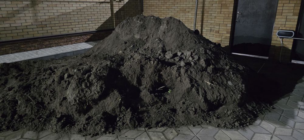 Чернозем мешками по 500 за мешок.