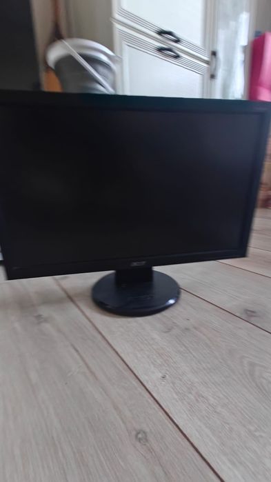 Монитор Acer в хорошем состоянии (с кабелями)