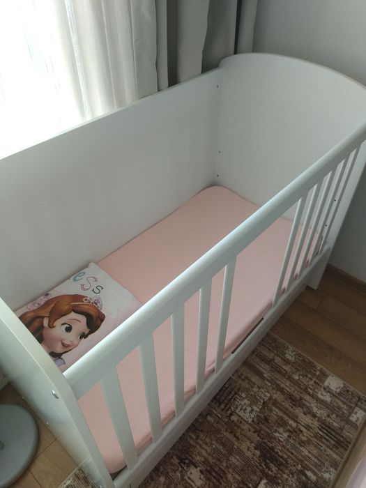 Бебешка кошара с люлеещ механизъм