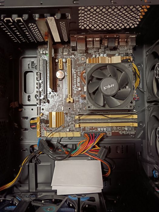 Vând pc AMD 8gb Ddr3 ieftin