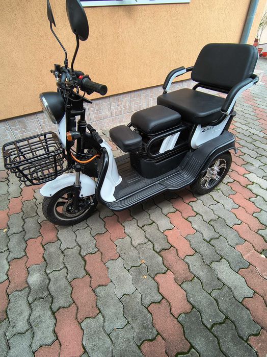 Vind tricicleta Neo Mobi A6 Ta 5 stare buna inmatriculata cu acte la zi cu 100 km la bord