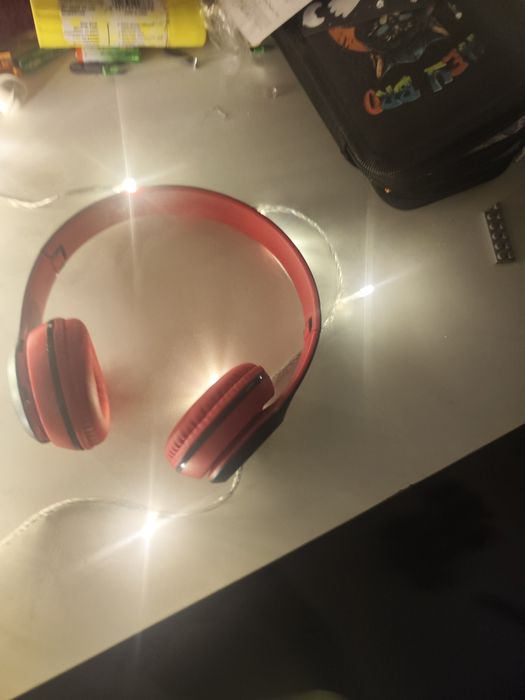 Наушникам один год басы играют хорошо заряжается проводом микро USB