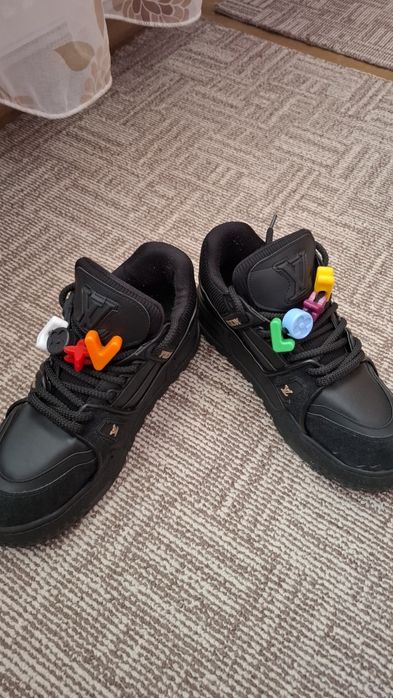 Vând Adidasi Louis Vuitton