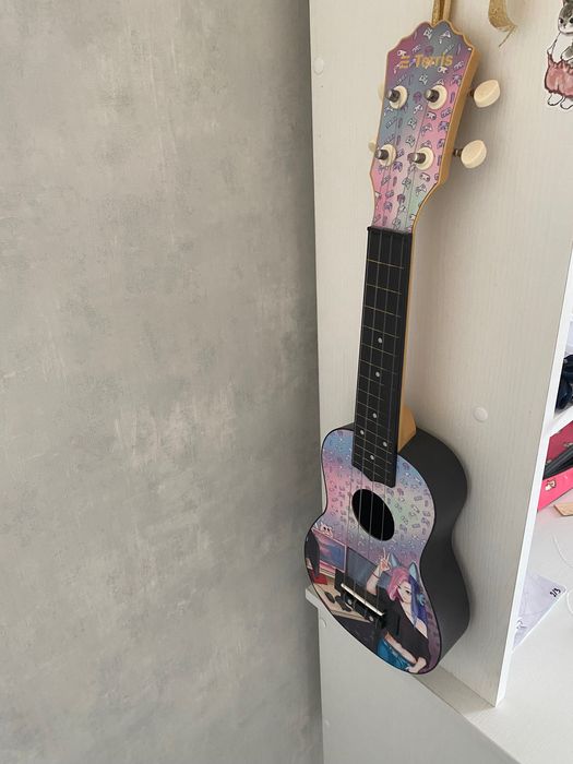Продам гитару укелек