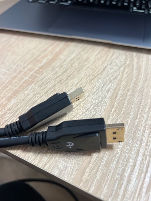 Vând cablu display port