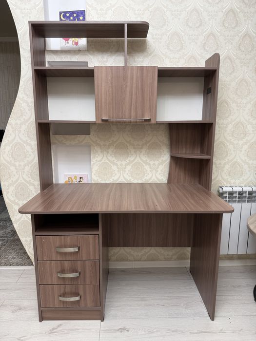 Стол с полками для учебы