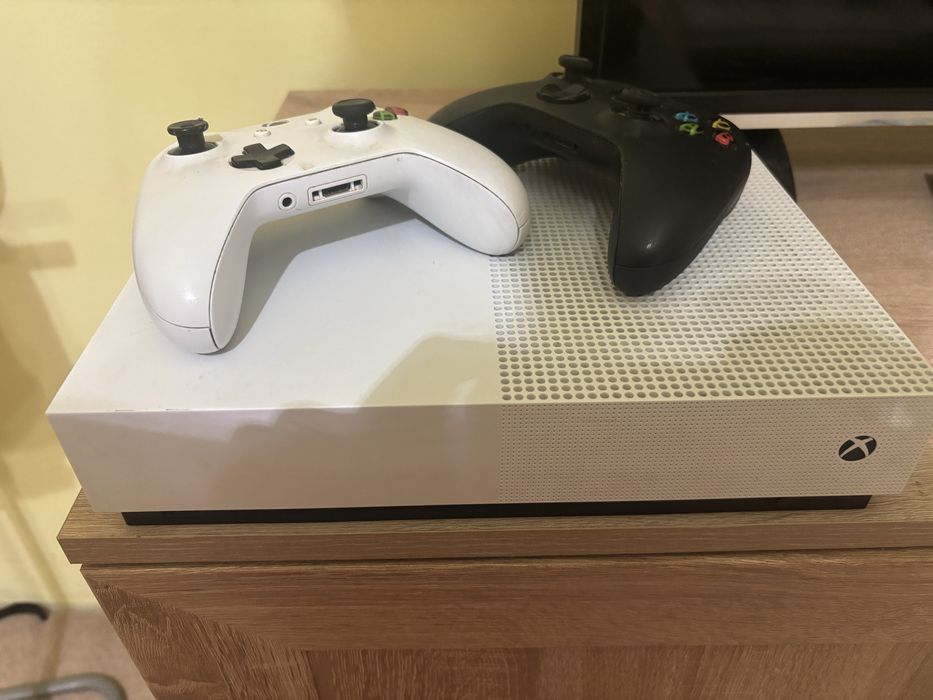 Xbox One S All Digital Edition 1TB – 2 controlere originale