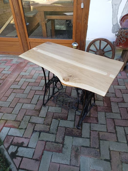 Masa , birou sau suport lavoar din mașină de cusut