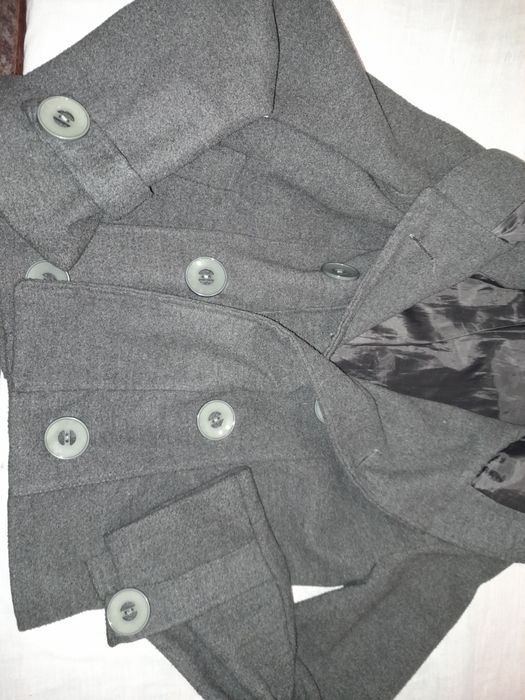 Късо сиво палто с качулка