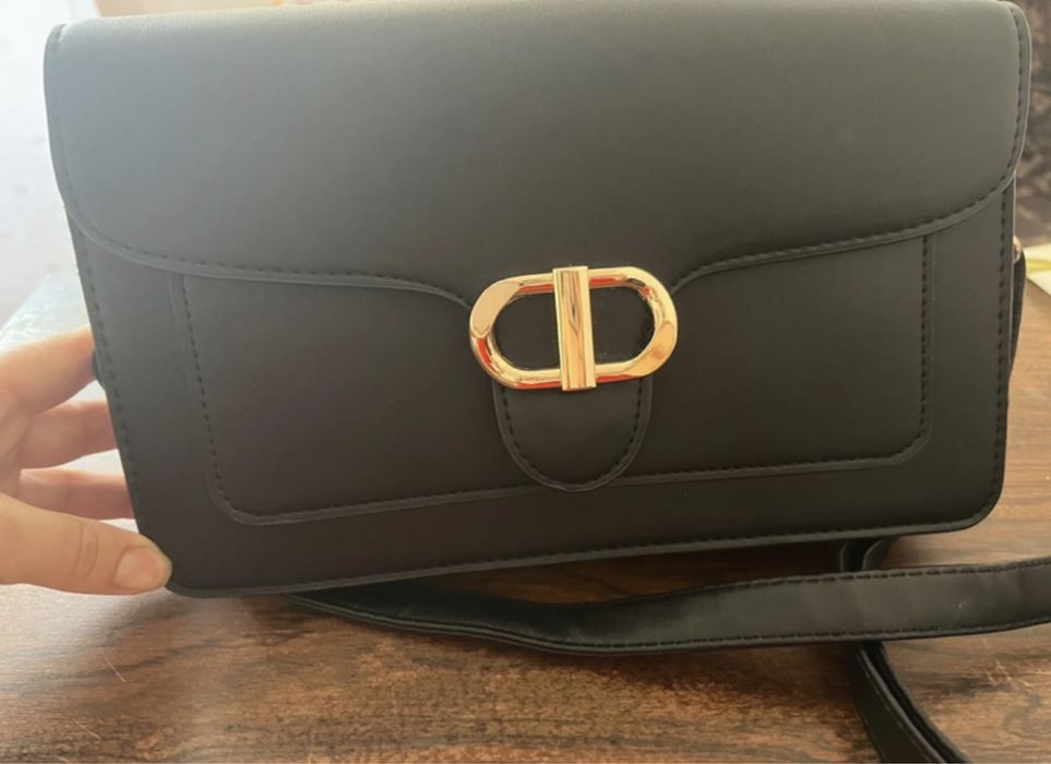 Gentuta Sinsay de culoare neagra.