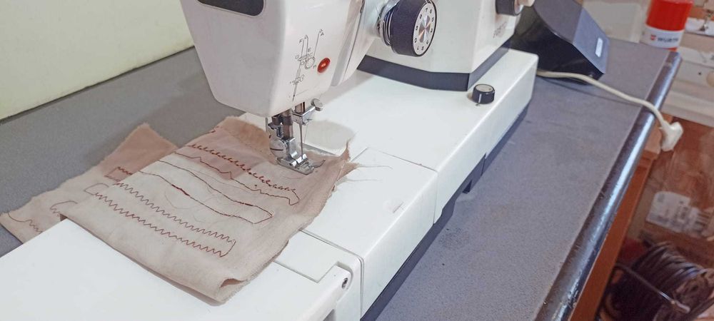 Masina de cusut Victoria 8015C