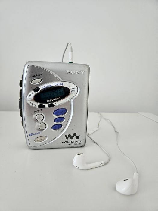Sony WM‑FX277 + EarPods (ретро Walkman)