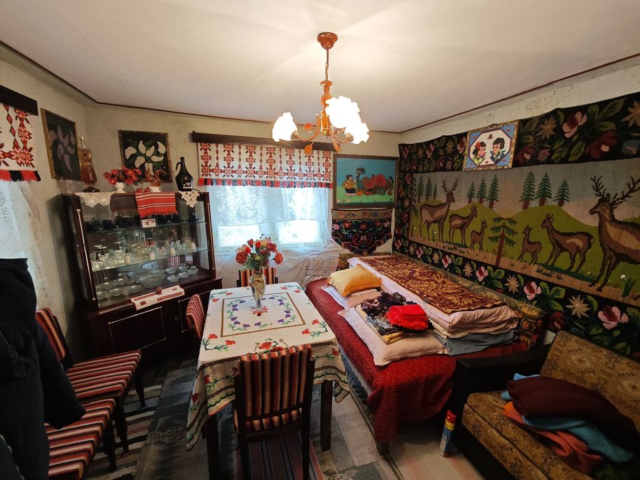 Casă de vânzare în Câmpulung– teren 3000 mp intravilan, zonă liniștită