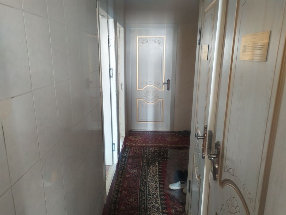 Продоетса квартира 4 комнатная  4 этаж  локатция отличная