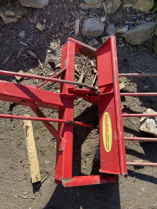 Incarcator in tiranti cu cupa pentru balastru si furca gunoi