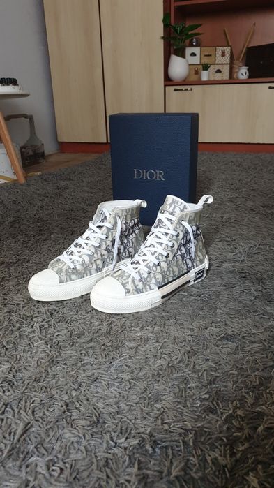 Vând   Dior   b23