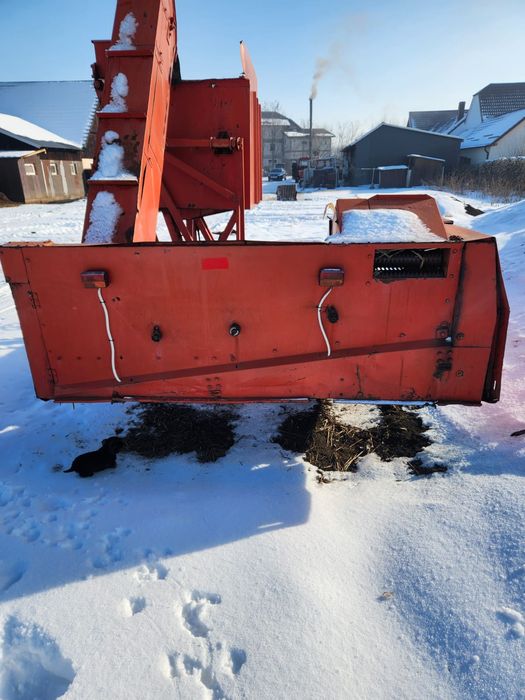 Tractor, freza și utilaj cules porumb.