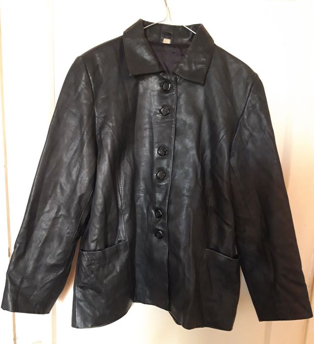 Пиждак кожанный женский. Размер (М) 48. В отличном состоянии.