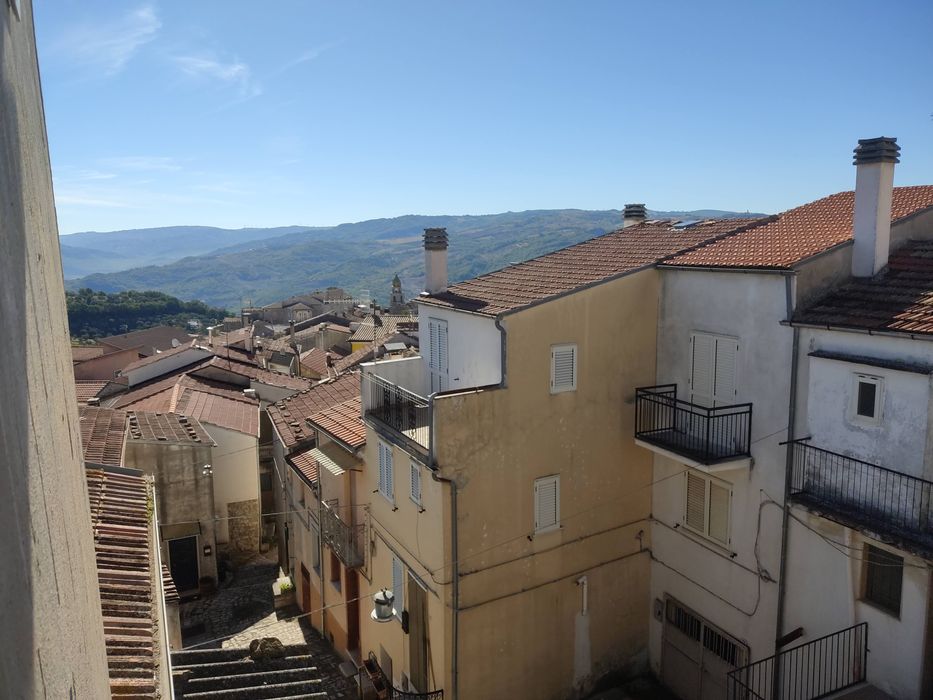 Продавам самостоятелна къща в Италия