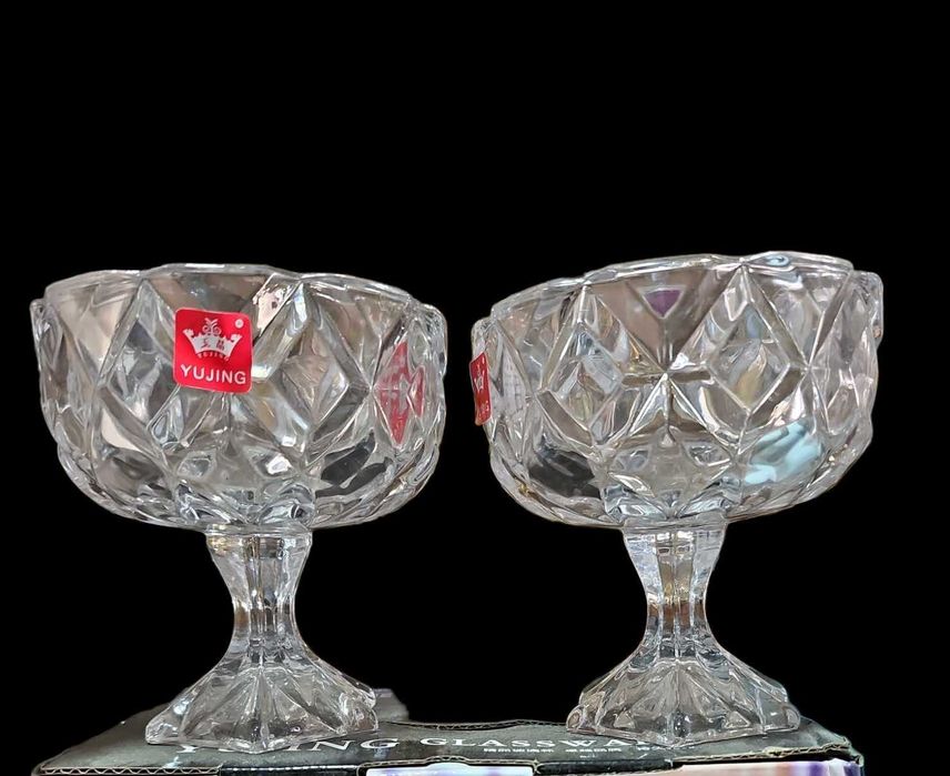 Два броя стъклени купички с високо столче